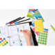 Ein Hand greift nach einem roten Aufkleber, während ein Planer mit farbigen Markierungen und mehreren Aufkleberbögen auf dem Tisch liegt.