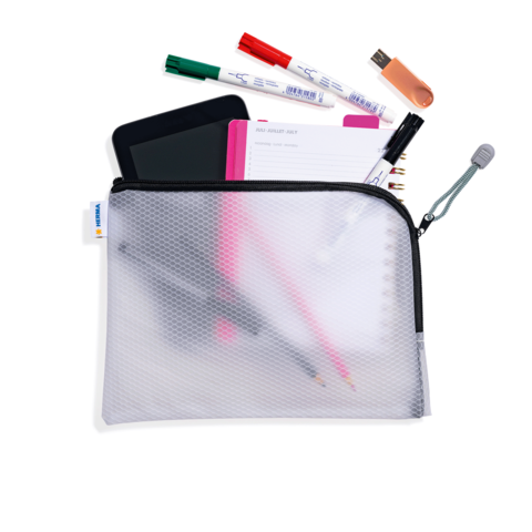 Ein durchsichtiger Stiftetui mit verschiedenen Schreibutensilien, einem USB-Stick und einem Notizblock.