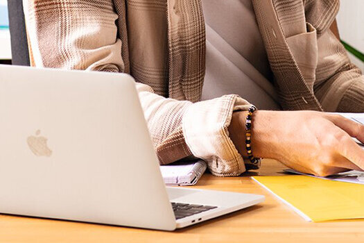 Snelle map in gebruik op bureau