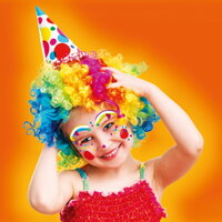 Meisje verkleed als clown met facepaint-stickers