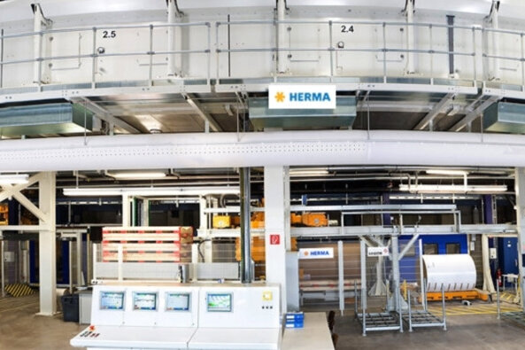The translation of "Beschichtungsanlage" from German to Dutch is "coatinginstallatie.