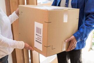 Verzend- en palletlabels: Pakketbezorging aan de deur, man overhandigt pakket met verzendlabel.